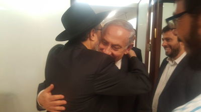 הרב דוד נחשון בחיבוק עם ראש הממשלה