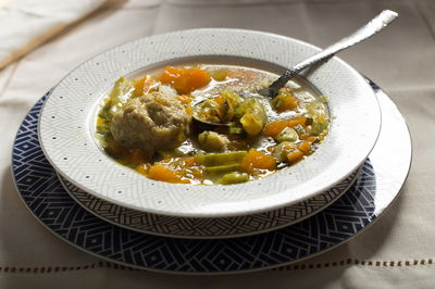 מרק אביב של סבתא עם קנידלך ממולאים.