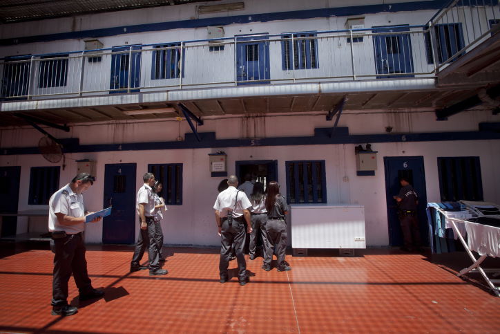 פנים כלא מעשיהו