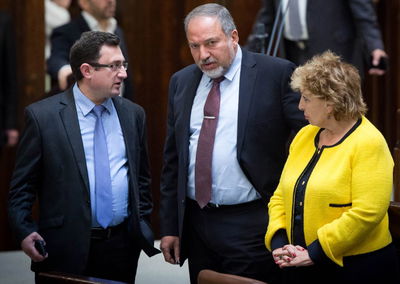 לנדבר לצד איווט ליברמן וח"כ אילטוב