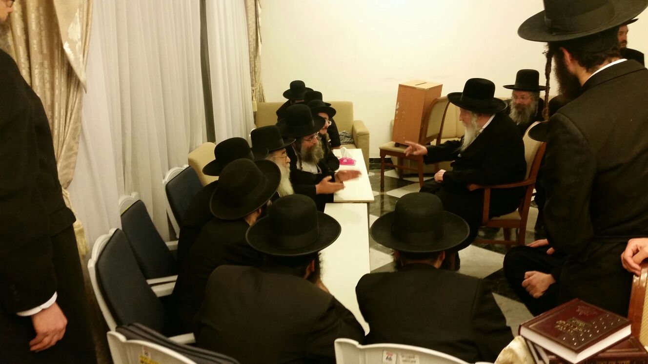 הביקור המרגש: האדמו"ר ניחם את בן דודו