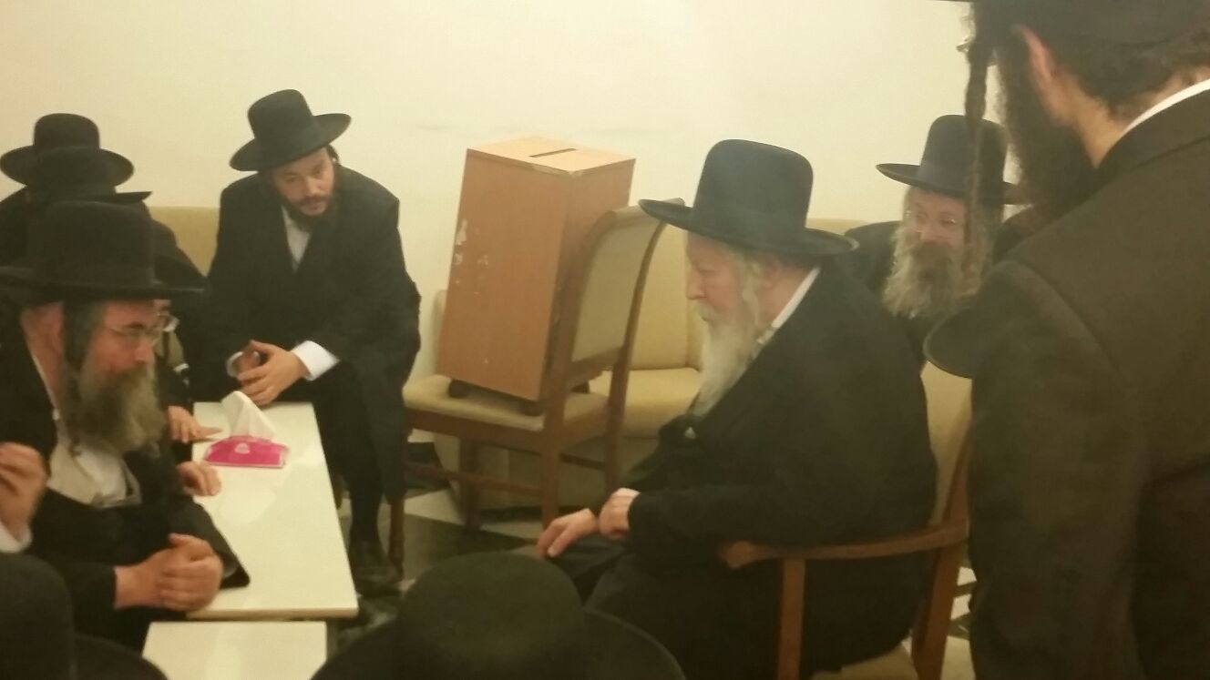 הביקור המרגש: האדמו"ר ניחם את בן דודו