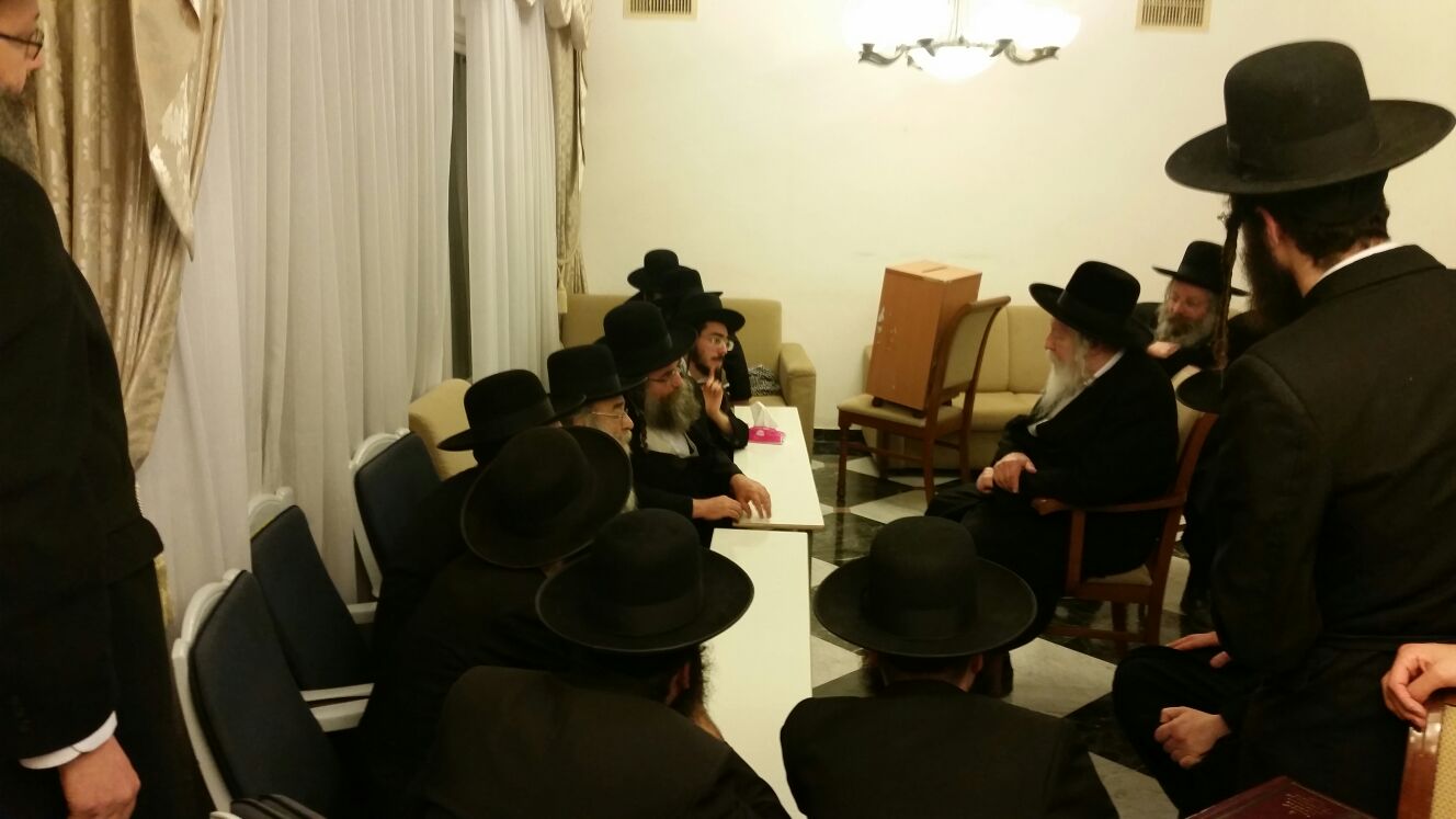 הביקור המרגש: האדמו"ר ניחם את בן דודו