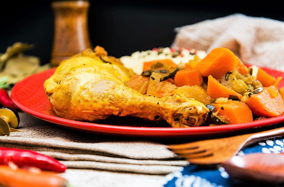 עוף מבושל עם ירקות וקוסקוס כרובית