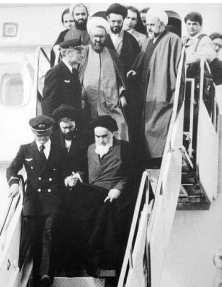 האייתולה חומייני בעת הגעתו למדינה, לחולל את המהפכה השיעית שצוינה היום