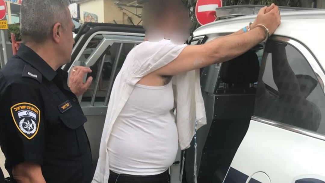 החשוד בדקירה בעת המעצר