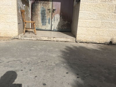 המדרגה שחוסמת את הנכים בכניסה לבית הכנסת