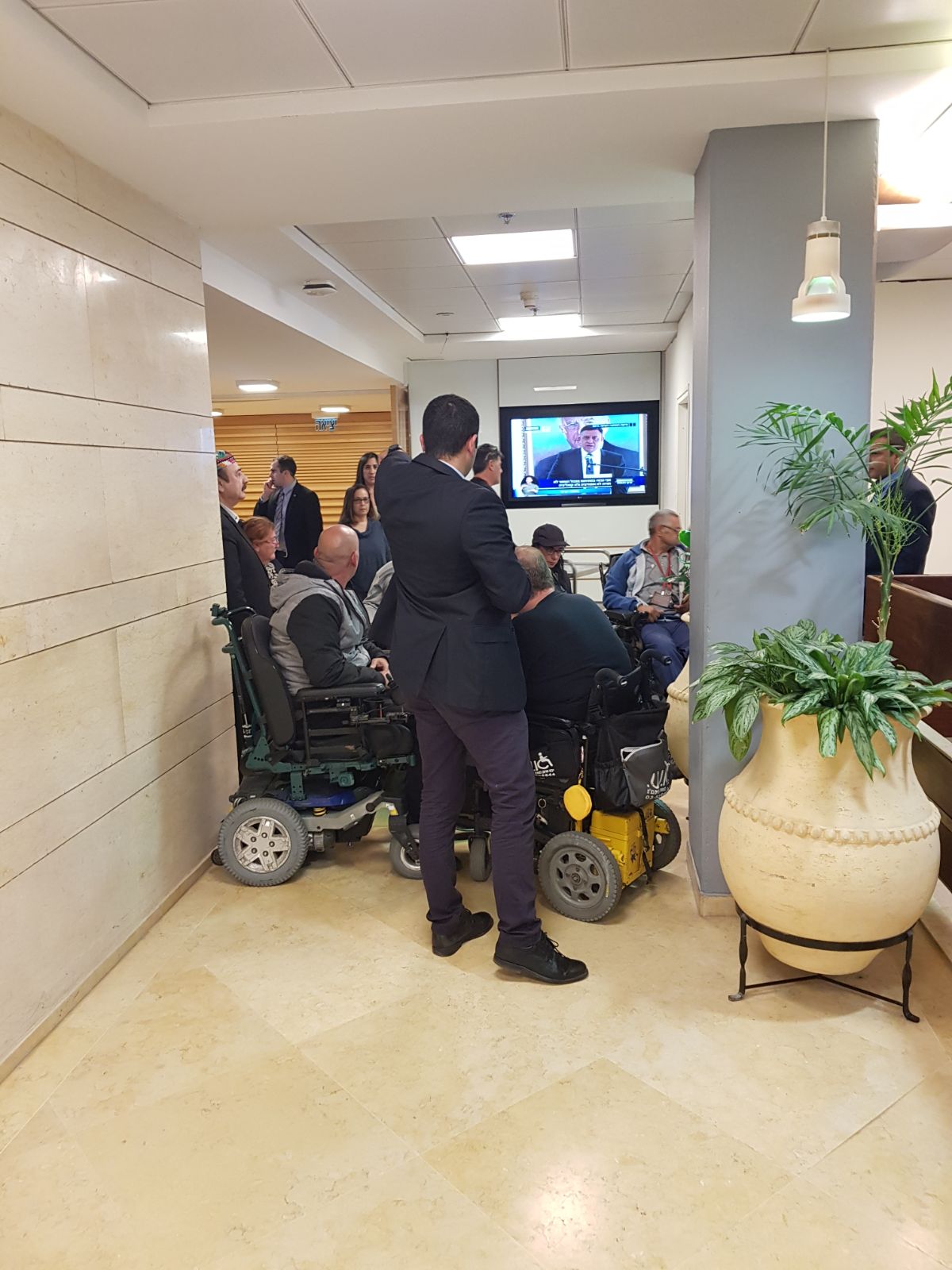 קבוצת נכים ערכה מחאה ליד מזנון הח"כים