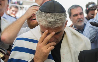 לפיד עטוף בטלית בכותל המערבי