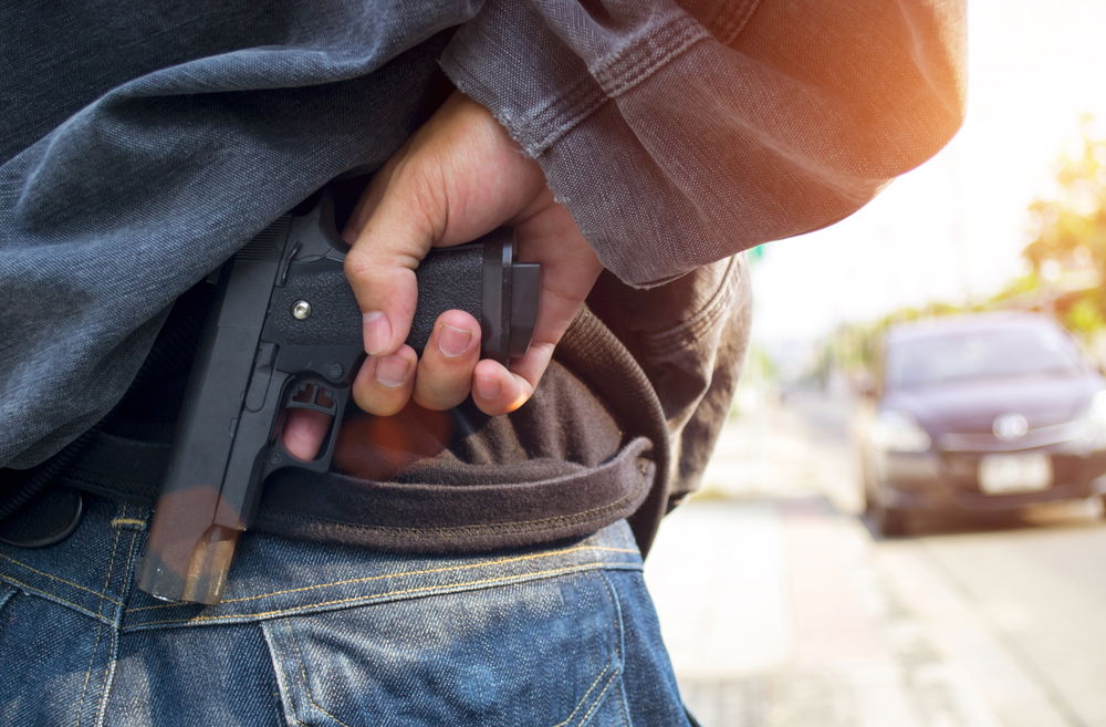 אימה בבני ברק: נשק נחטף ממאבטח בעיר