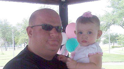 המאבטח פייז עם בתו הקטנה