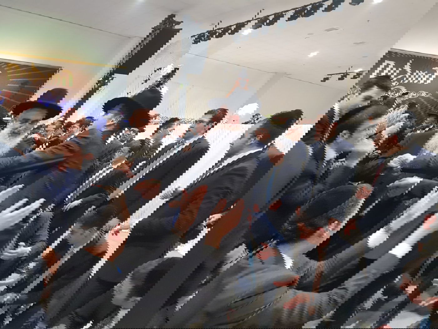 תיעוד: שמחת חתונת בן הגר"נ מרג'ן עם בת הרב ליאור גבאי