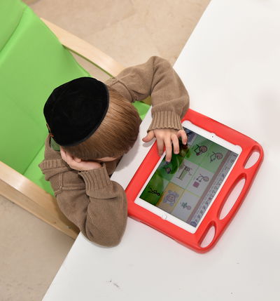 ילד מתקשר באייפד.