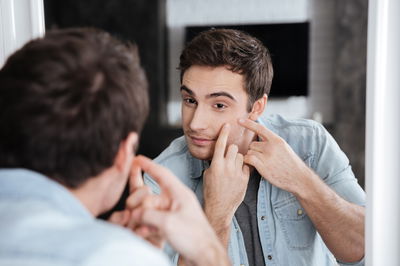 האם יש להילחץ מנקודות לבנות על עור הפנים?