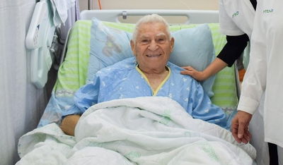 קשיש רכב על אופניים חשמליים והסוללה התפוצצה