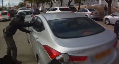 פרץ לדירה, נמלט ונתפס בתוך רכבו • צפו