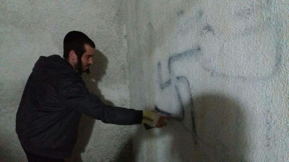 צלבי הקרס בקבר