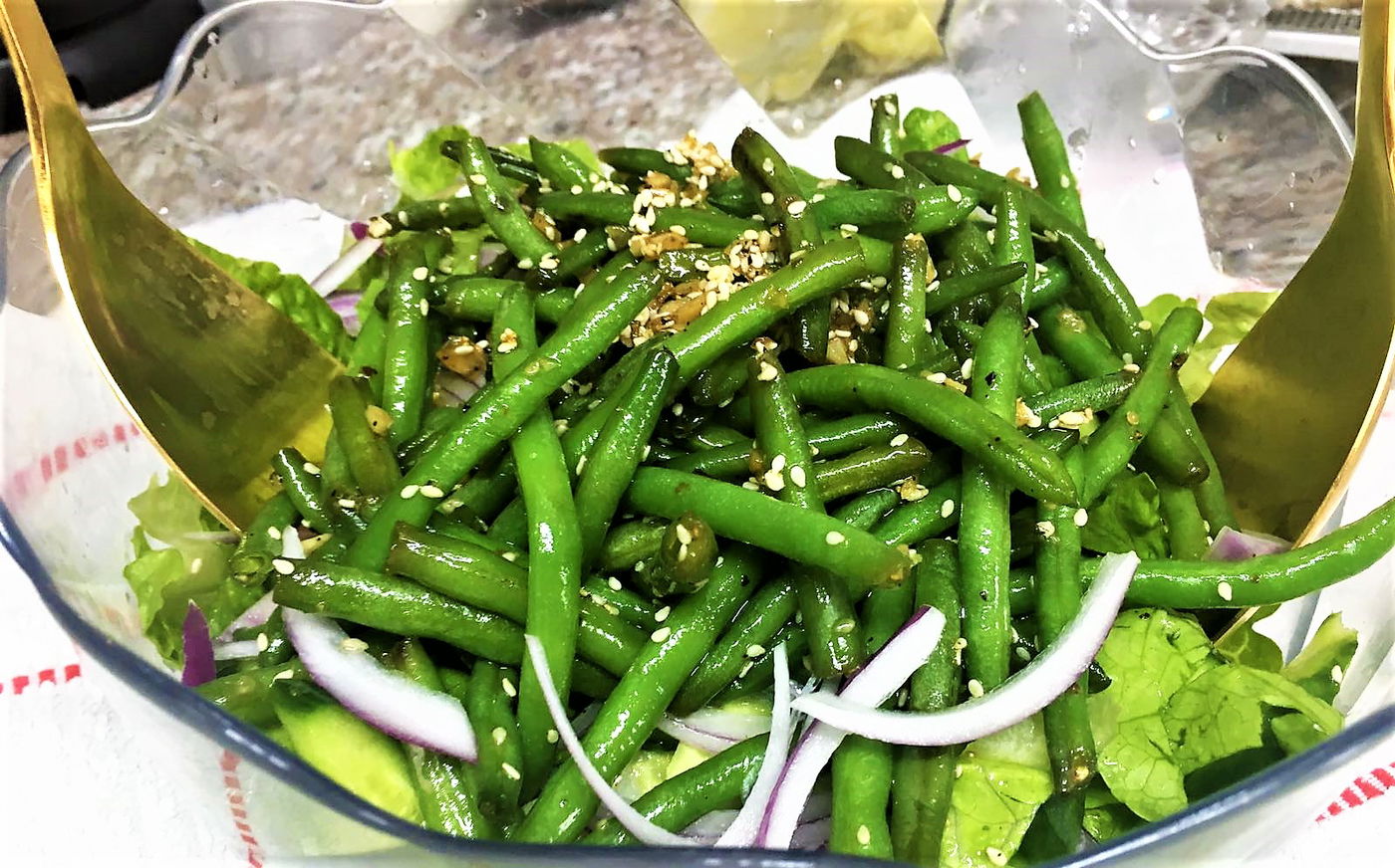 סלט שעועית ירוקה עם שומשום ואגוזי מלך