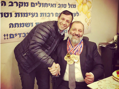 דרעי האב, הבן והמדליות