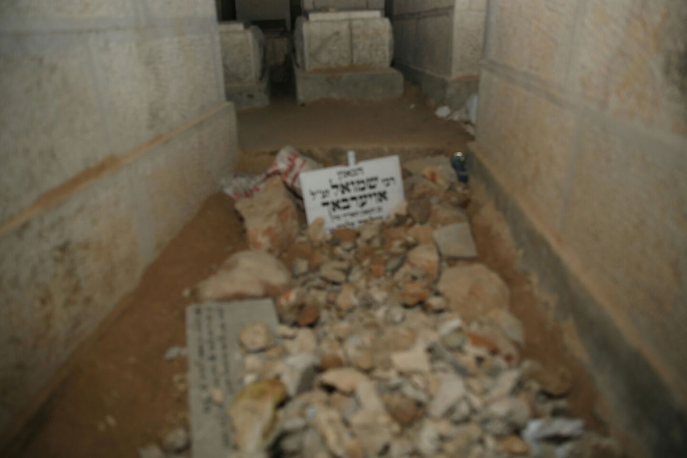 קברו הטרי של הגר"ש אוירבך זצ"ל • תיעוד