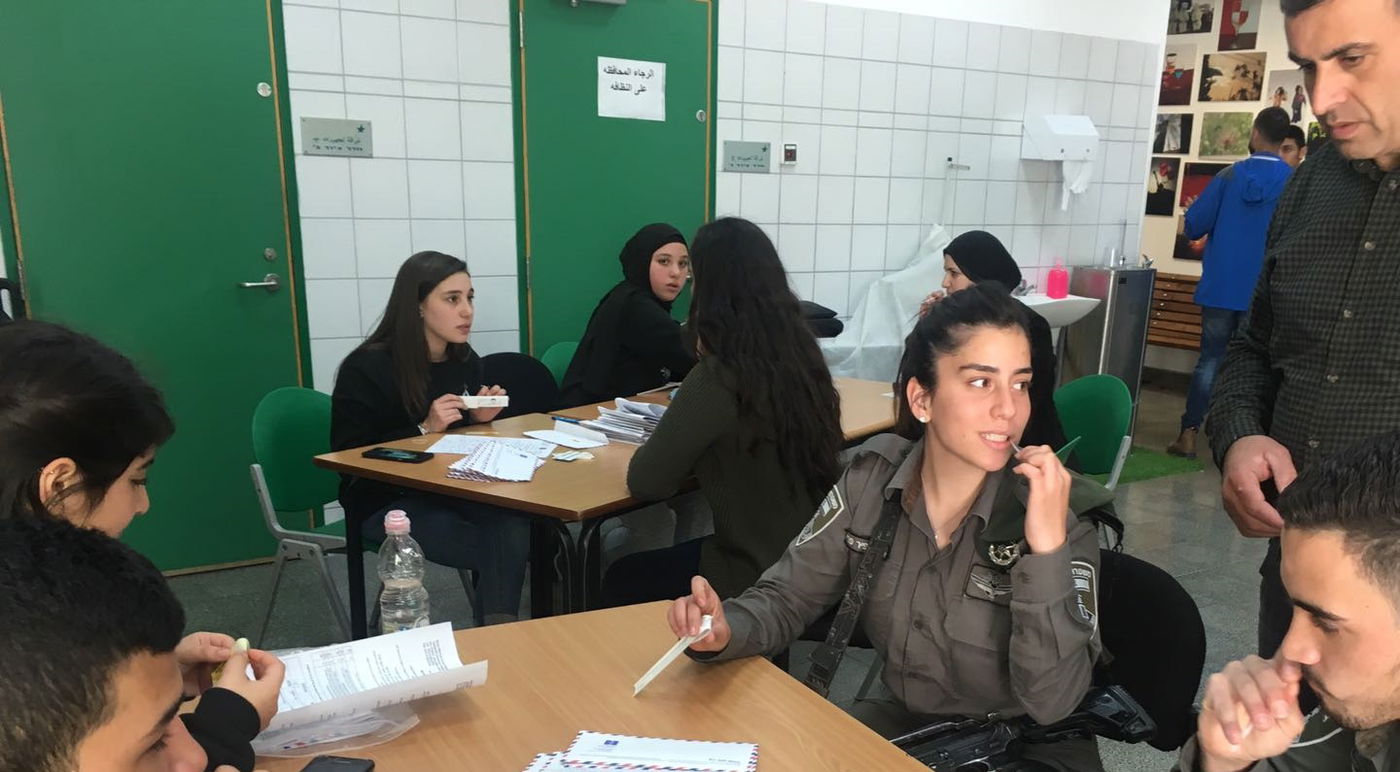 חלק מהשוטרים בעת מתן הדגימה, לצד משפחת הפעוט הערבי