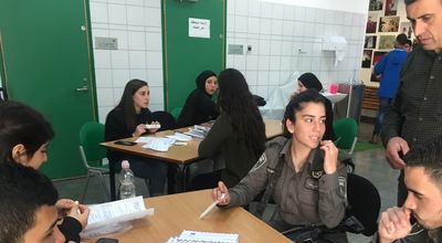 חלק מהשוטרים בעת מתן הדגימה, לצד משפחת הפעוט הערבי