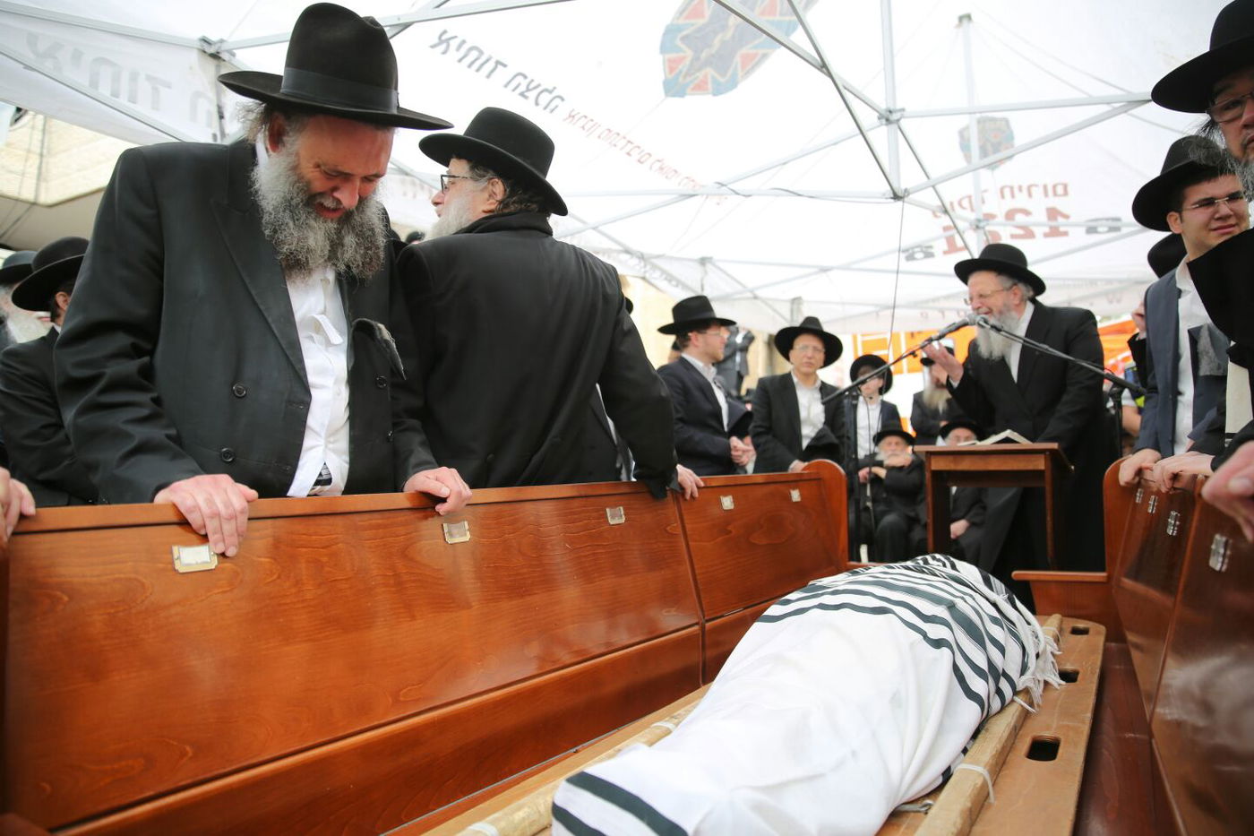 מסע הלווית הגאון רבי שמואל אוירבך זצ"ל • צפו בשידור חוזר