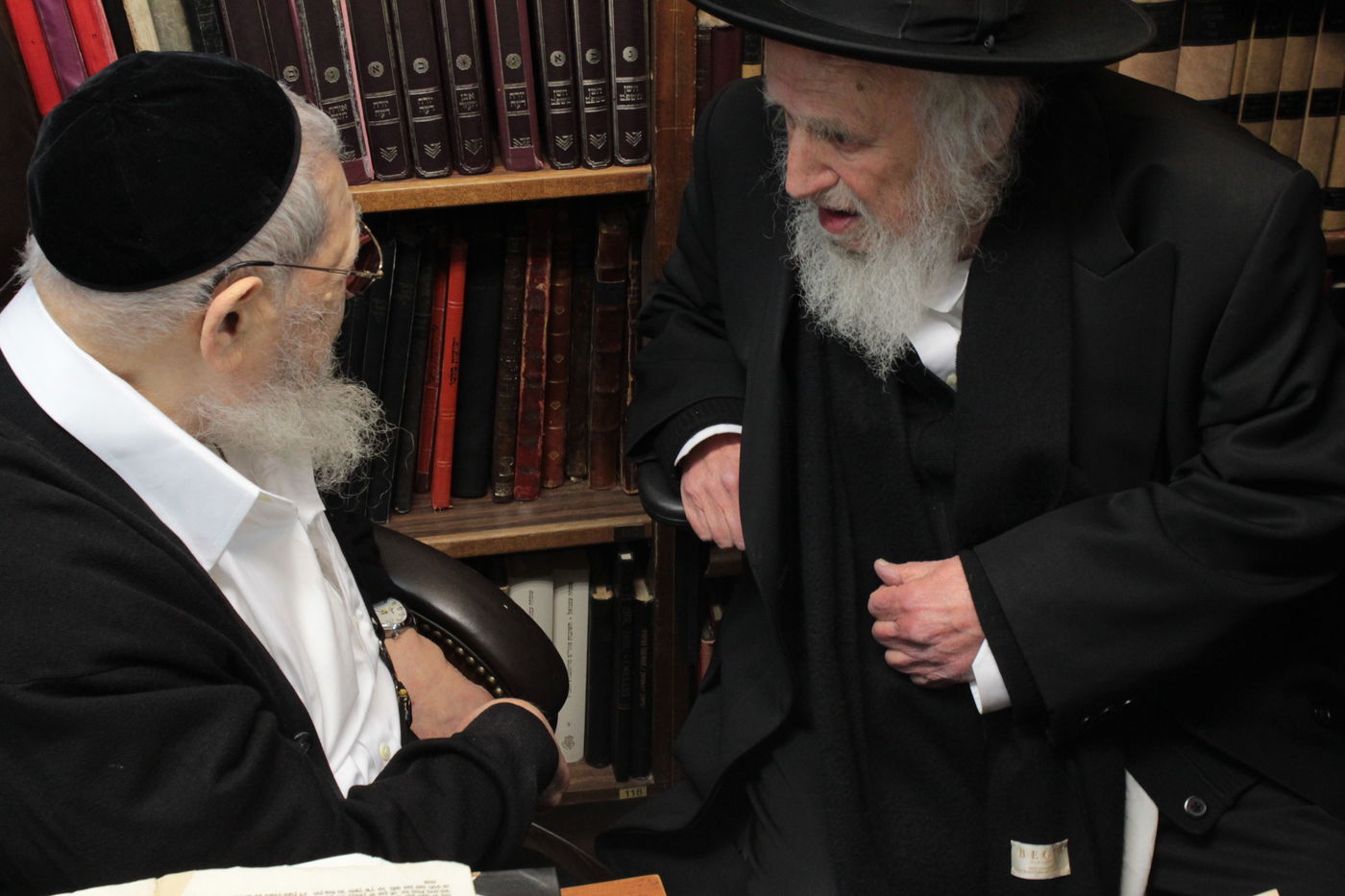 הגר"ש אוירבך מנחם את מרן הגר"ע יוסף זצ"ל, אייר תשע"ג