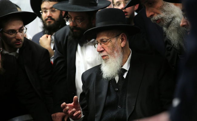 גלריה: ניחום האבלים בבית הגר"ש אוירבך