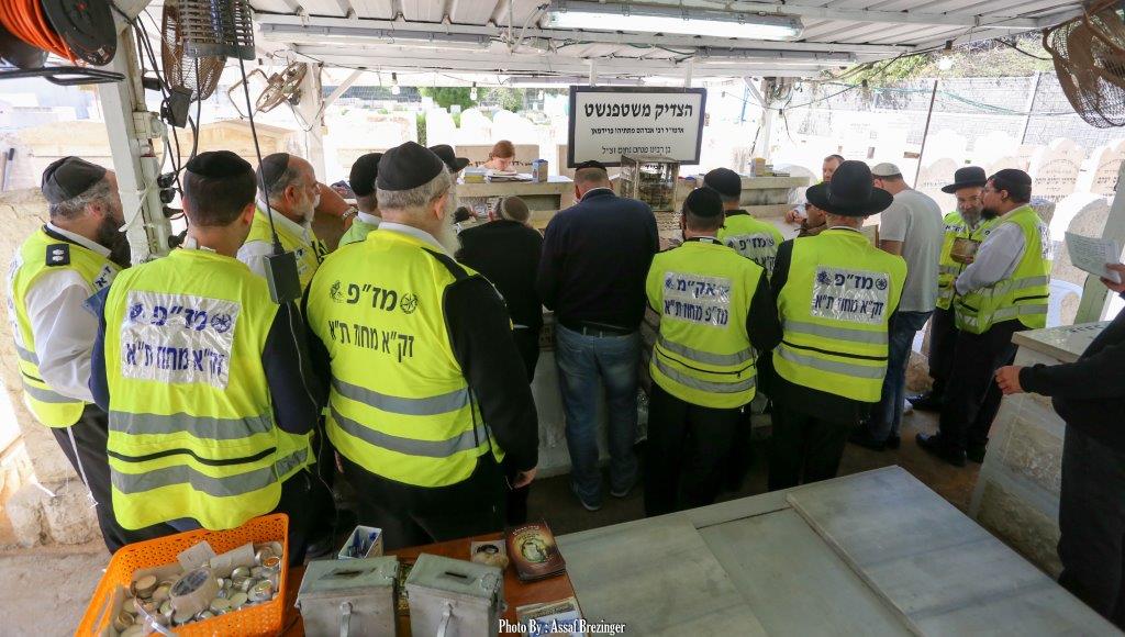 מתנדבי זק"א ת"א פקדו את בתי העלמין וערכו תפילות לזכרם של הנפטרים