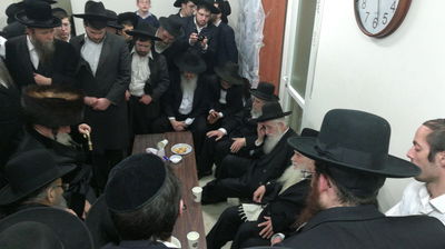 האדמו"ר מויז'ניץ ניחם את אחי הגר"ש אוירבך זצ"ל • צפו