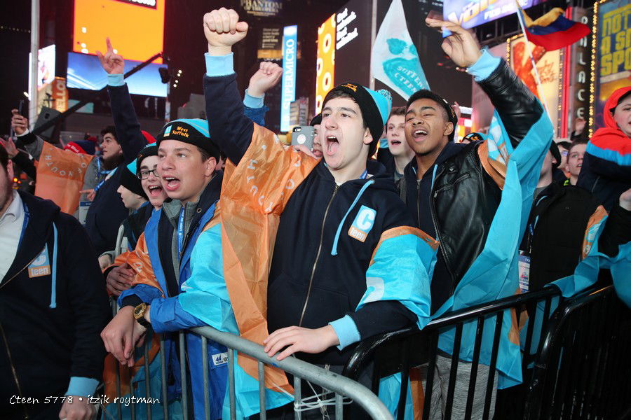 אלפי בני נוער חגגו בטיימס סקוור • צפו