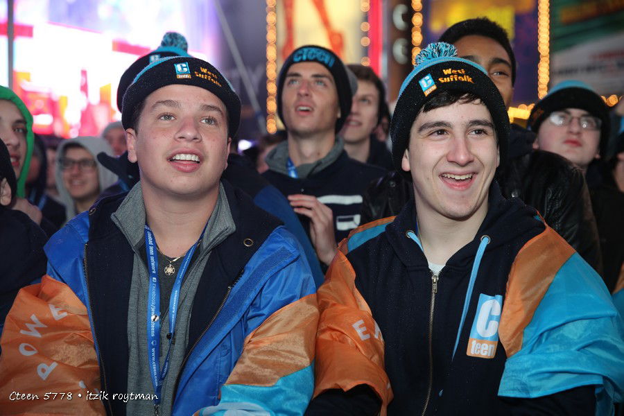 אלפי בני נוער חגגו בטיימס סקוור • צפו