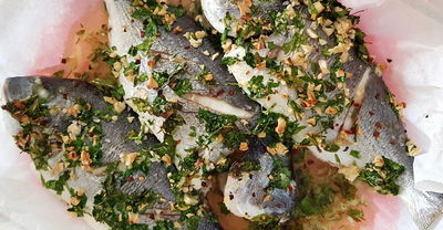 דג דניס שלם אפוי במילוי שום ועשבי תיבול