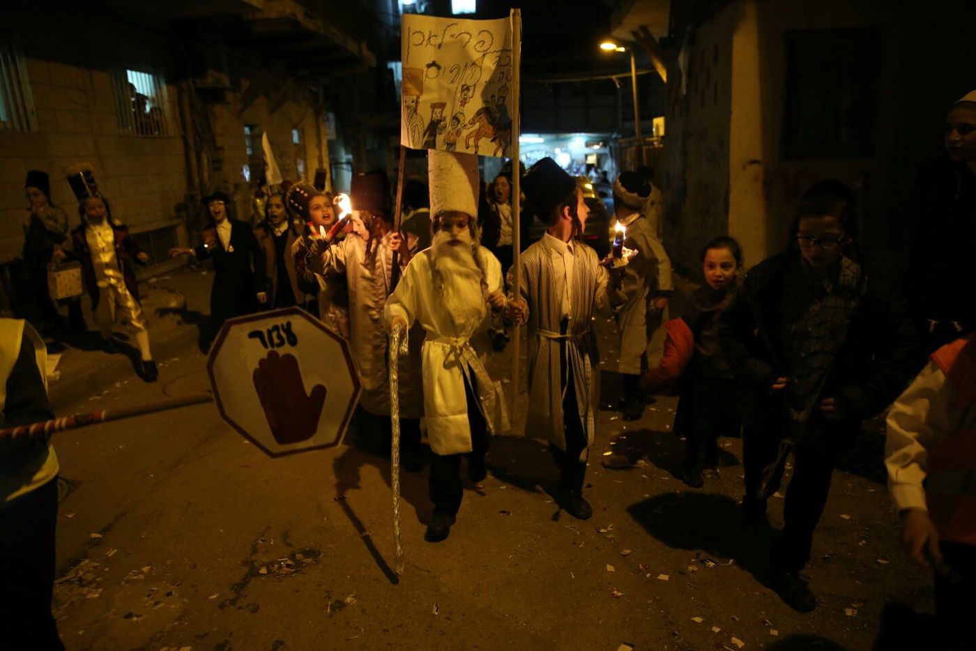 בלפידים ובשירה: התלווינו ל"פורים רב" במאה שערים