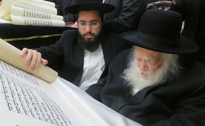 עם מניין מצומצם בביתו: קריאת המגילה של שר התורה