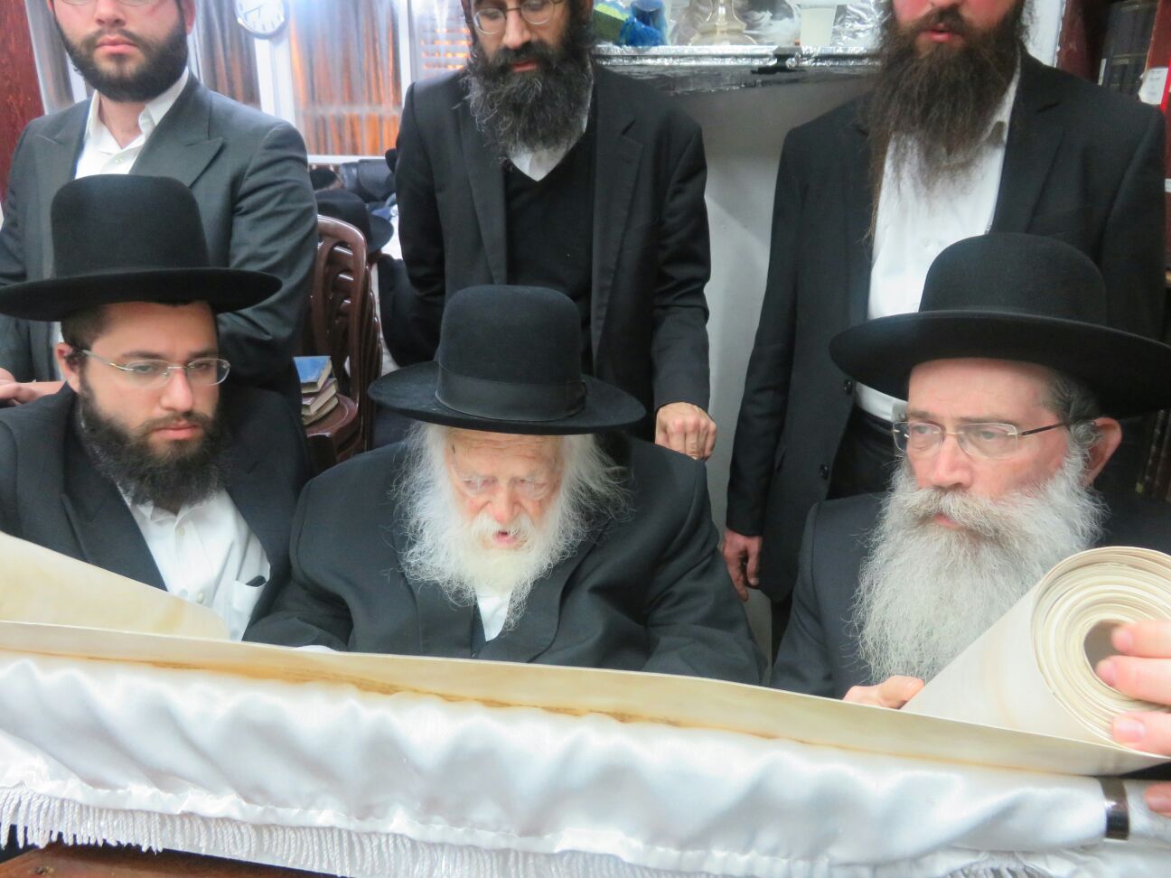 פורים אצל גדולי הדור: קריאת המגילה, הברכות וה'גזירות'