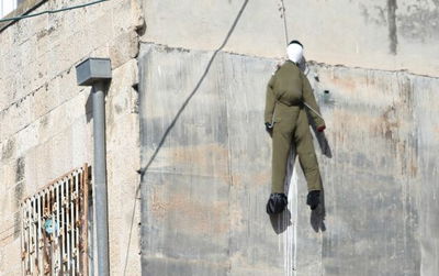 הורדת הבובה לקול קריאות ההמון