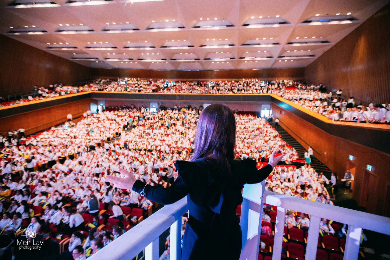 היי את, למה את מחכה?