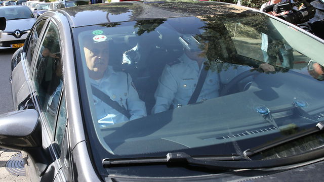 חוקרי המשטרה בכניסה למעון ראש הממשלה