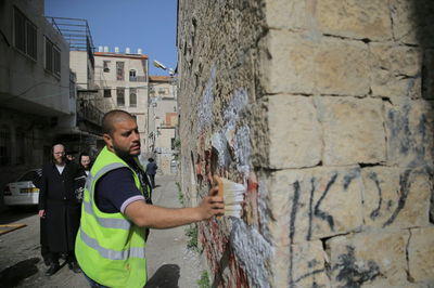 מאה שערים: ה'הזמנה' לליברמן נמחקה • צפו