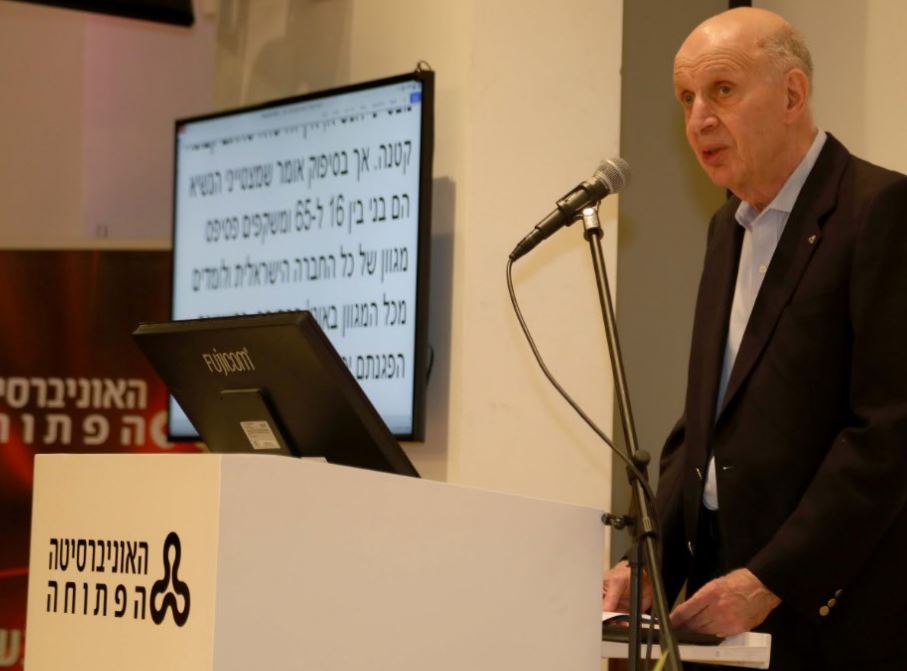 נשיא האוניברסיטה הפתוחה בטקס מצטיינים.