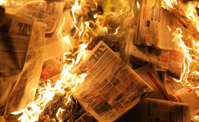 שוק מאה שערים: מאות עותקי 'יתד נאמן' ודגלי ישראל הועלו באש