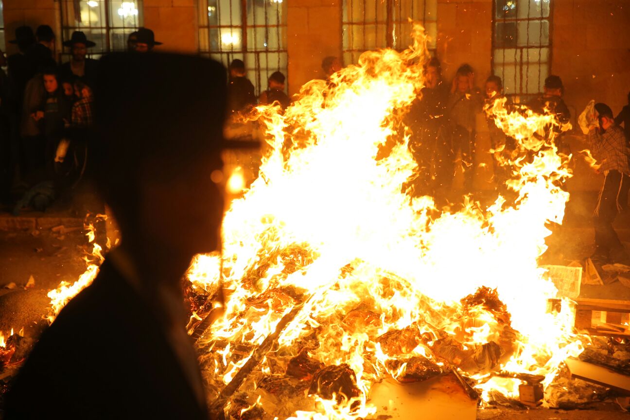 שוק מאה שערים: מאות עותקי 'יתד נאמן' ודגלי ישראל הועלו באש