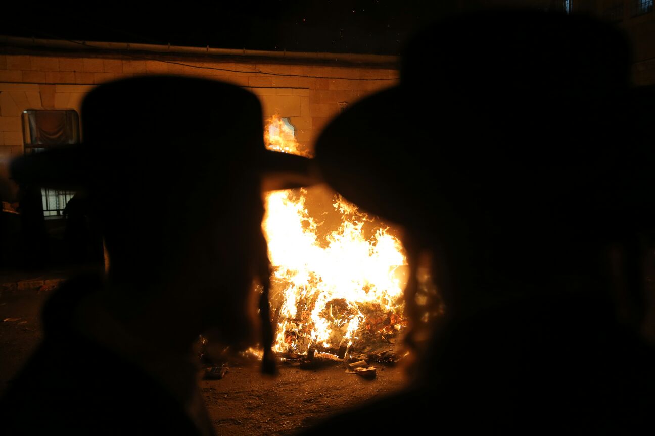שוק מאה שערים: מאות עותקי 'יתד נאמן' ודגלי ישראל הועלו באש