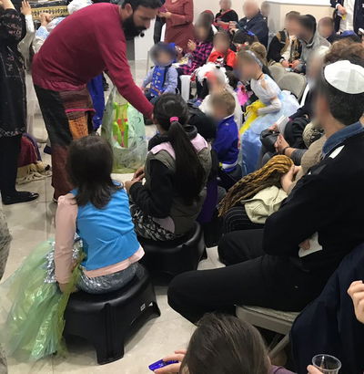 חלק הנוכחים באחד ממשתה היין שערך יד לאחים בפורים