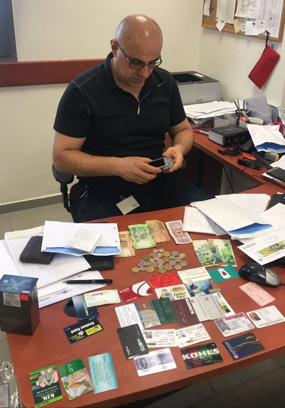 ניסה לקנות בכרטיסי אשראי גנובים ונעצר