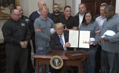 טראמפ עם הצו הנשיאותי