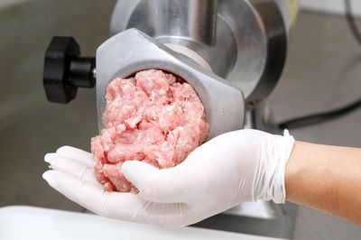 יד העובד שנתקעה במטחנת הבשר חולצה