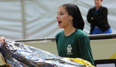 בטי דויטש, מקבלת את זר הפרחים לאחר ניצחונה במרתון